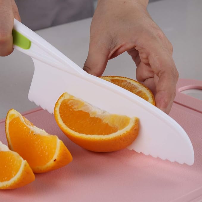 Set of 3 Kitchen Knives for Kids, Non Slip Nylon Kitchen Baking Knife Children Cooking Chef Knives with Safe Serrated Blade for Vegetables, Fruits, Salad, Cake (3 Sizes/Random Colors)